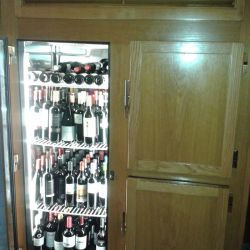 Mueble frigorífico para bebidas con frontal en madera