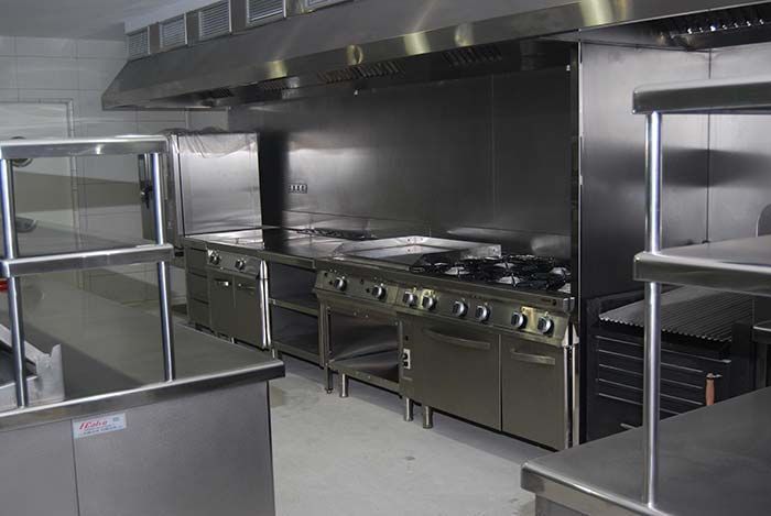 Ejemplo de cocina industrial realizada en acero inoxidable