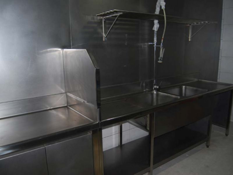 Ejemplo de cocina industrial realizada en acero inoxidable