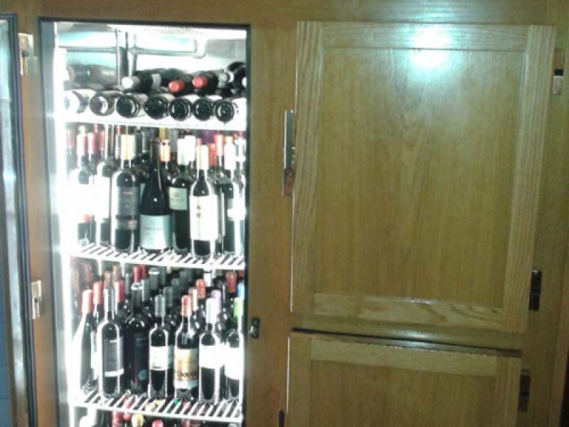 Mueble frigorífico para bebidas con frontal en madera