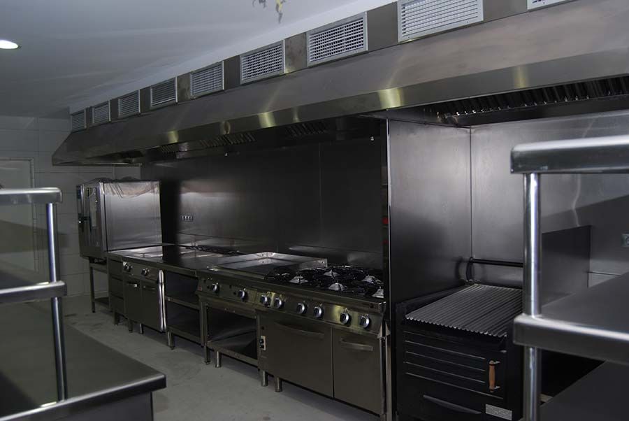 Ejemplo de cocina industrial realizada en acero inoxidable