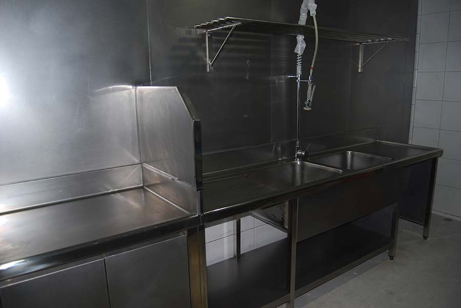 Ejemplo de cocina industrial realizada en acero inoxidable