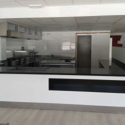 Ejemplo de cocina industrial con aspecto moderno y elementos realizados en acero inoxidable