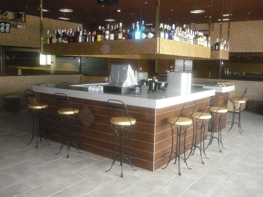 Barra de bar en forma cuadrada como isleta central