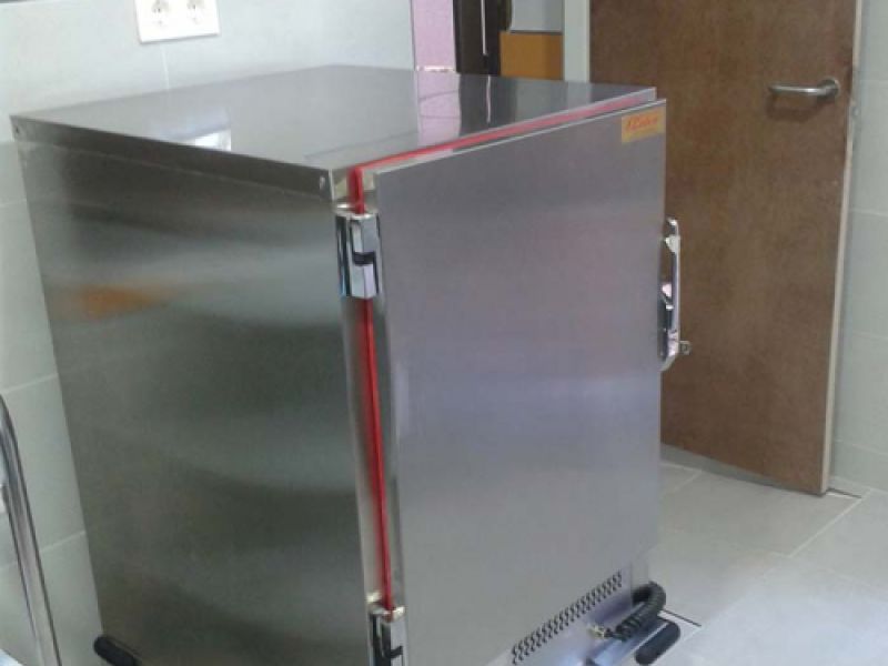 Mueble movil para trasladar banderas en acero inoxidable