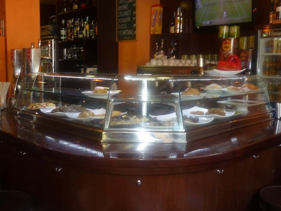 Ejemplo de  vitrina fría para pastelería