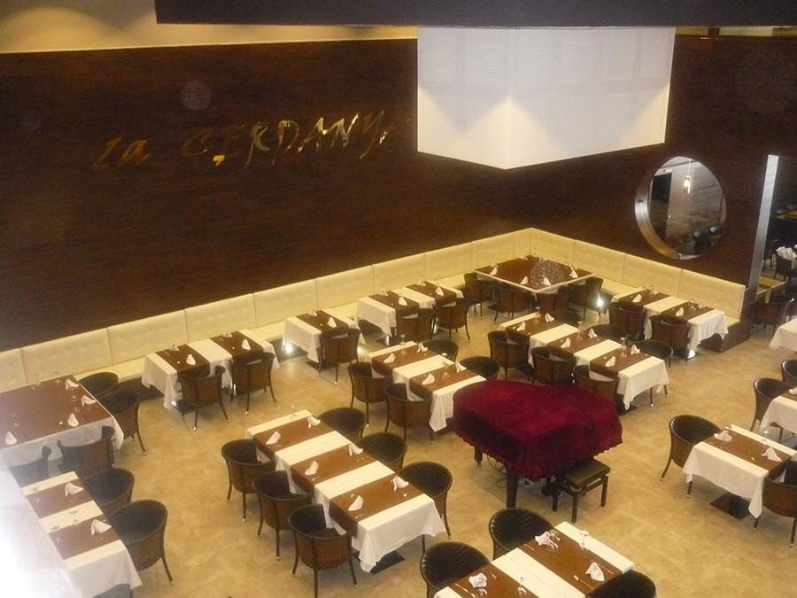 Vista aérea de zona de comedor en local de hostelería