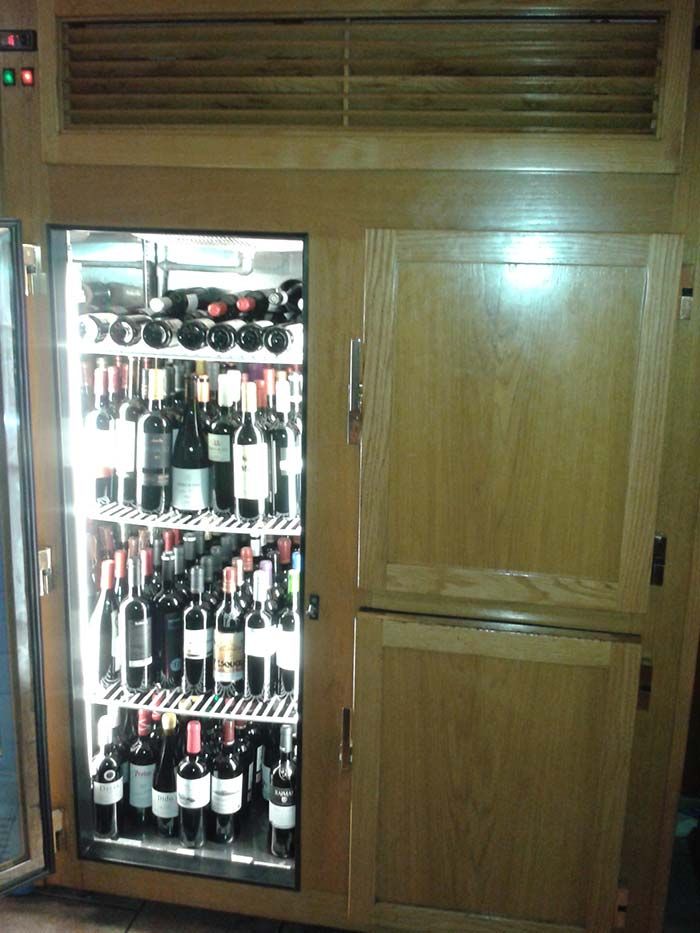 Mueble frigorífico para bebidas con frontal en madera