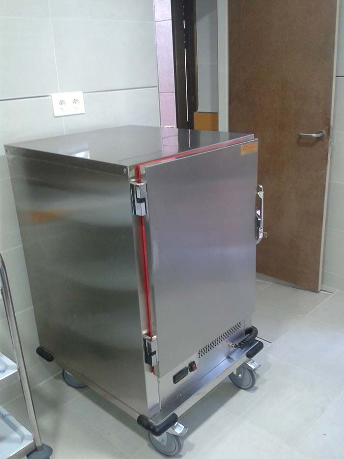 Mueble movil para trasladar banderas en acero inoxidable