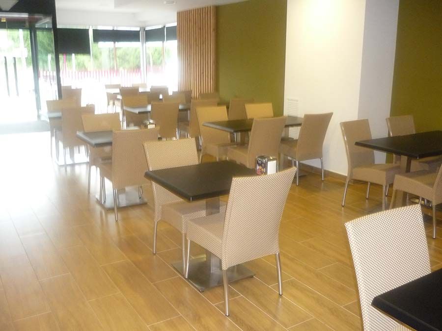 Mobiliario de mesas y sillas para bar