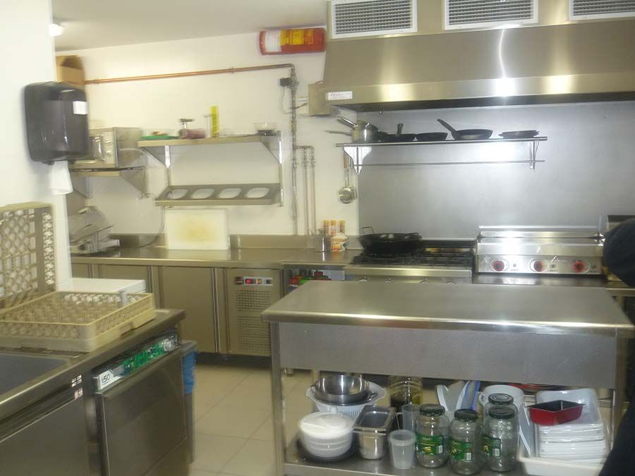 Ejemplo de cocina industrial realizada en acero inoxidable