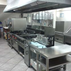 Ejemplo de cocina industrial realizada en acero inoxidable