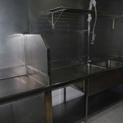 Ejemplo de cocina industrial realizada en acero inoxidable